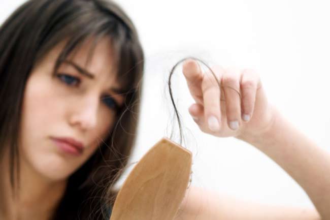 बालों का झड़ना तेजी से कम करते हैं ये 5 आयुर्वेदिक नुस्खे