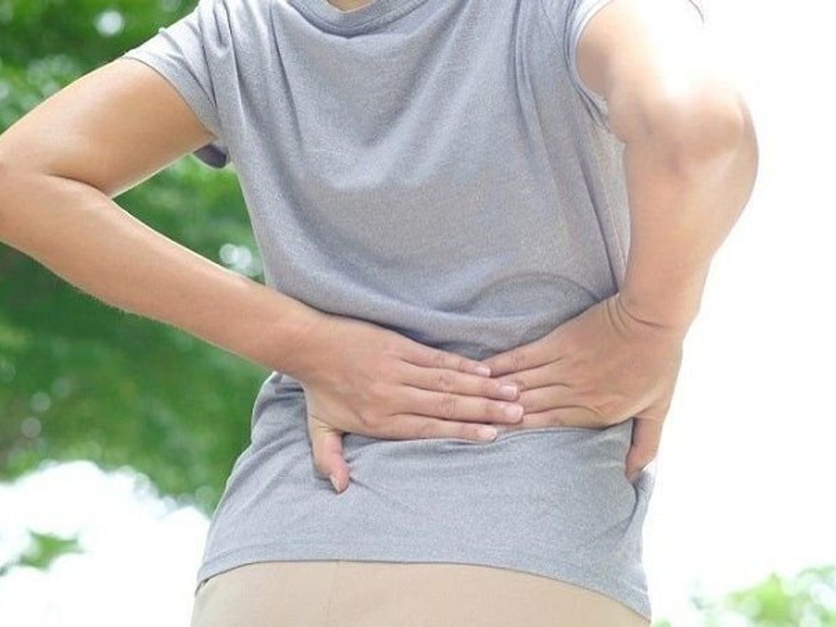 पीठ और रीढ़ की हड्डियों के लिए बीमारी पैदा कर रही है आपकी ये एक आदत