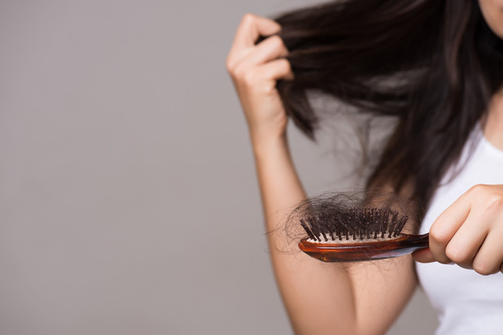 Hair Care Tips: आपकी इन गलतियों की वजह से होती है हेयर फॉल की समस्या